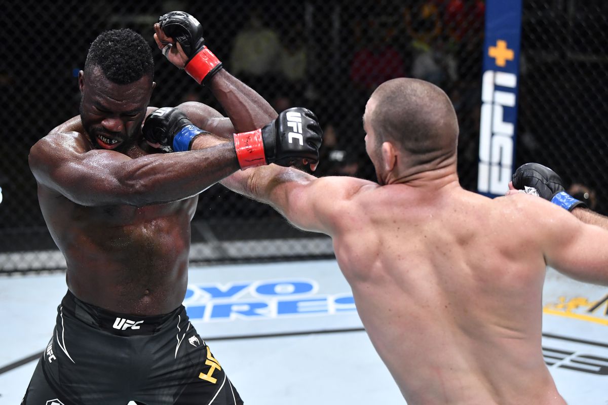 UFC Free Fight Se Sean Strickland besegra Uriah Hall!